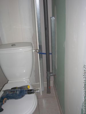 Coffrage des tuyaux d'eau et d'évacuation de l'étage